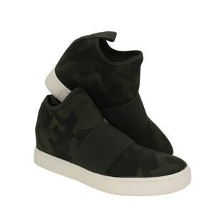 Material Girl Quila Women's Pre-owned Dark Green Camo Sneakers - sz. 6 1/2